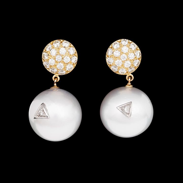 EARRINGS, cultured South sea pearls, 15,2 mm, and brilliant cut diamonds, tot. app. 1.20 cts.