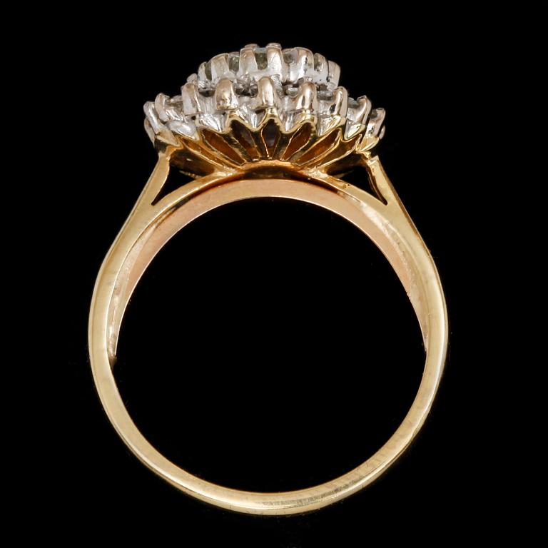 RING, 18k guld med briljantslipade diamanter, tot ca 1 ct. Vikt 6.7 g.