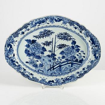 A Chinese export blue and white porcelain dish, Qing dynasty, Qianlong (1736-95).