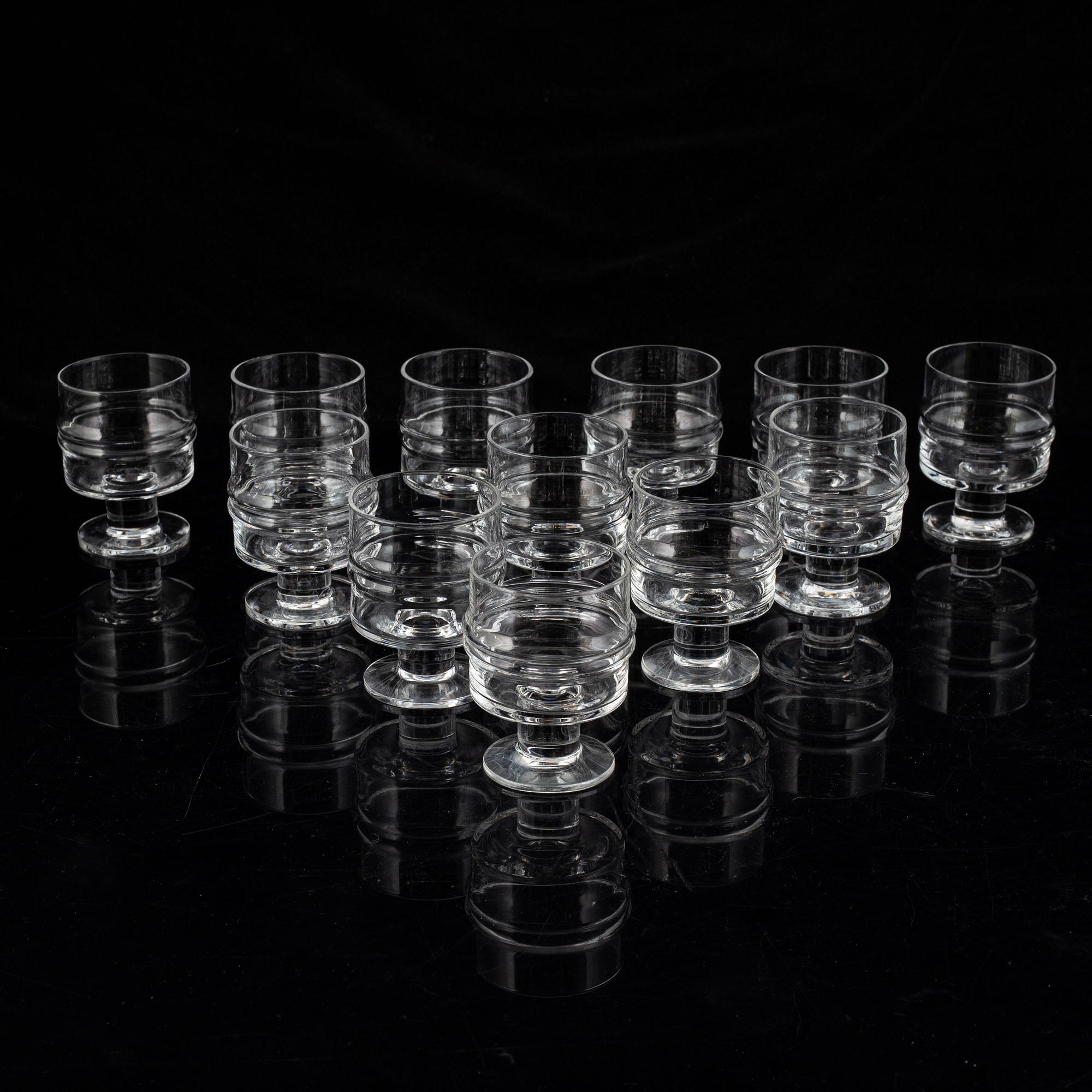TIMO SARPANEVA, a set of 12 Pisaranrengas /Drop ring / Ripple glasses, Iittala.