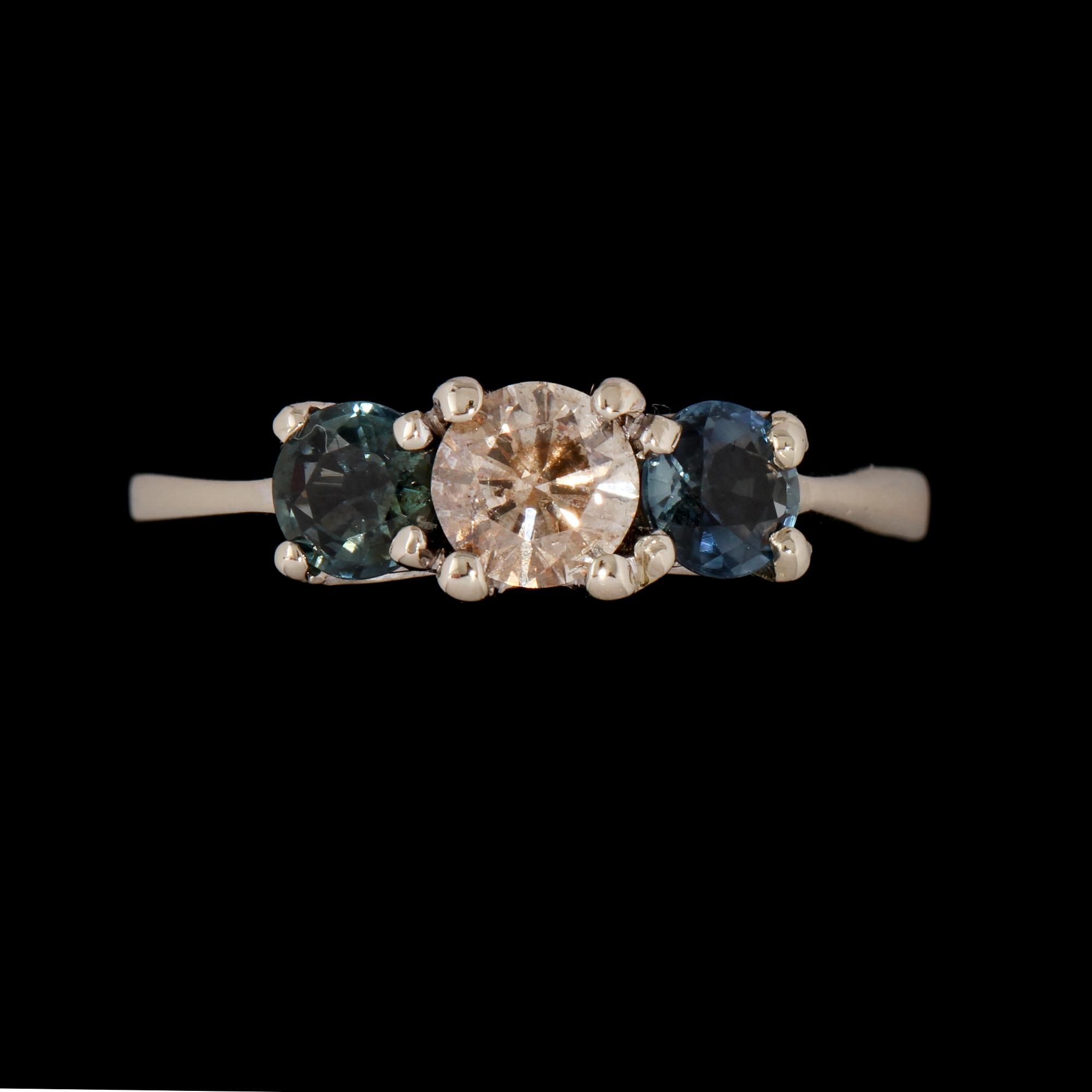 RING, 18k vitguld med briljantslipad diamant ca 0.45 ct samt 2 fasettslipade blå safirer. Vikt 3 g.