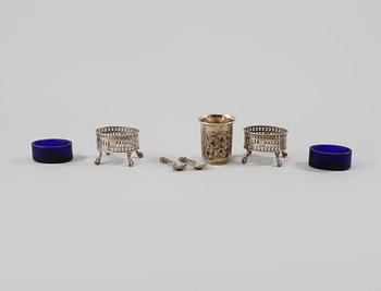 BÄGARE samt SALTKAR, ett par, silver och glas, Ryssland och Köpenhamn, omkring sekelskiftet 1900, vikt exkl glas 130 g.