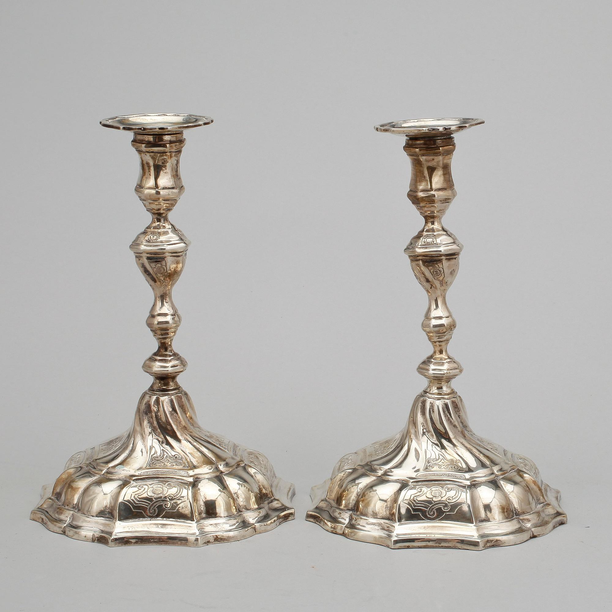 LJUSSTAKAR, ett par, silver, rokokostil, sannolikt Tyskland, 1800-tal. Vikt 530 gram.