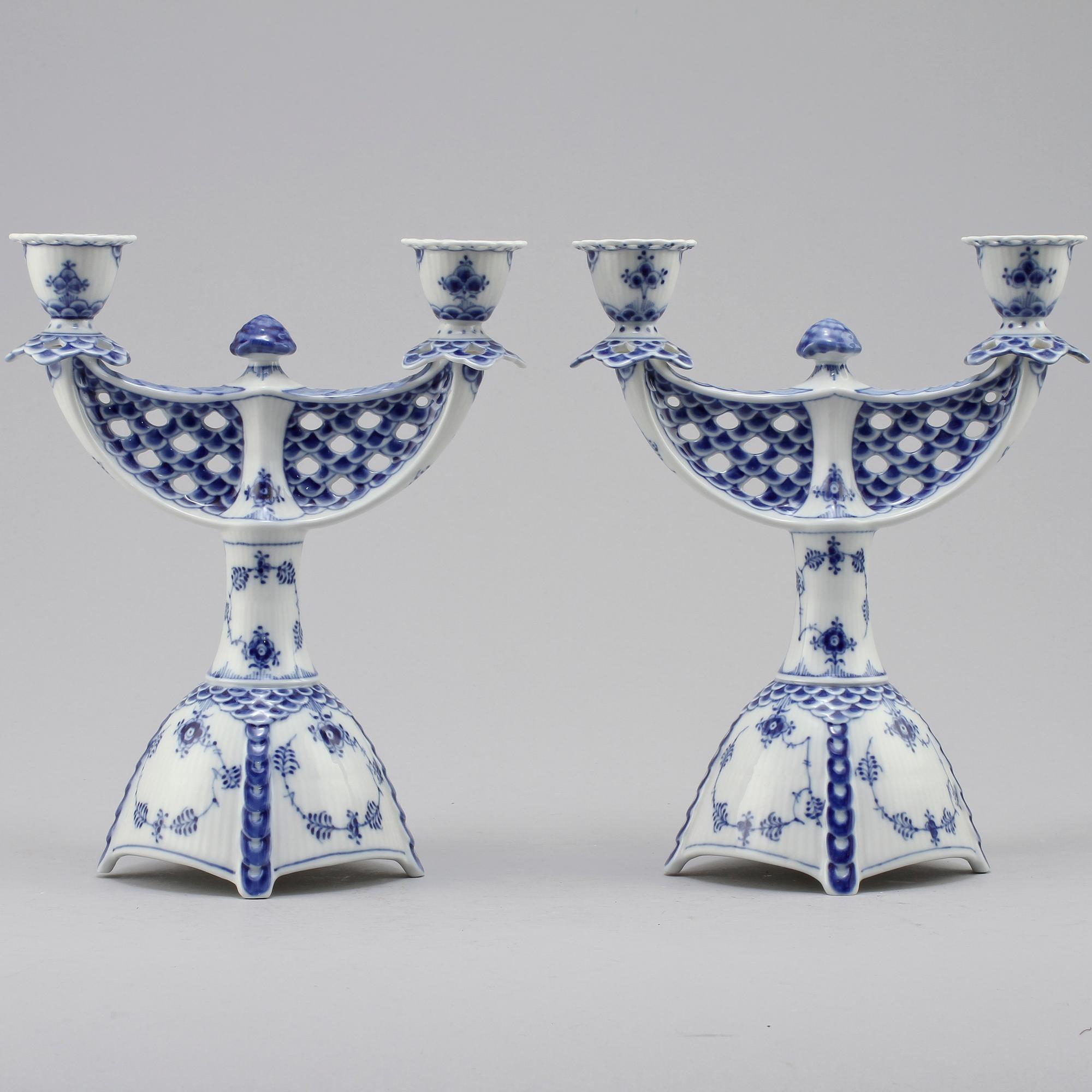 KANDELABRAR, ett par, porslin, "Musselmalet, helblond", Royal Copenhagen, 1900-talets andra hälft.