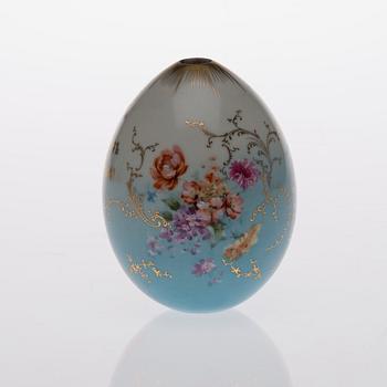 DEKORATIONSÄGG, porslin, Ryssland 1800-talets senare hälft.