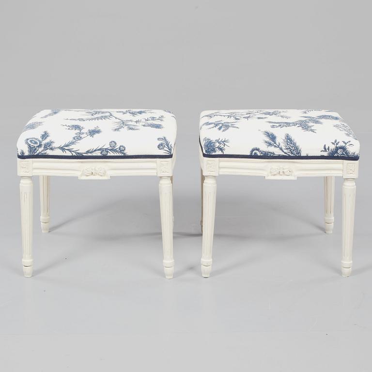 TABURETTER, ett par, gustaviansk stil, omkring 1900-talets mitt.