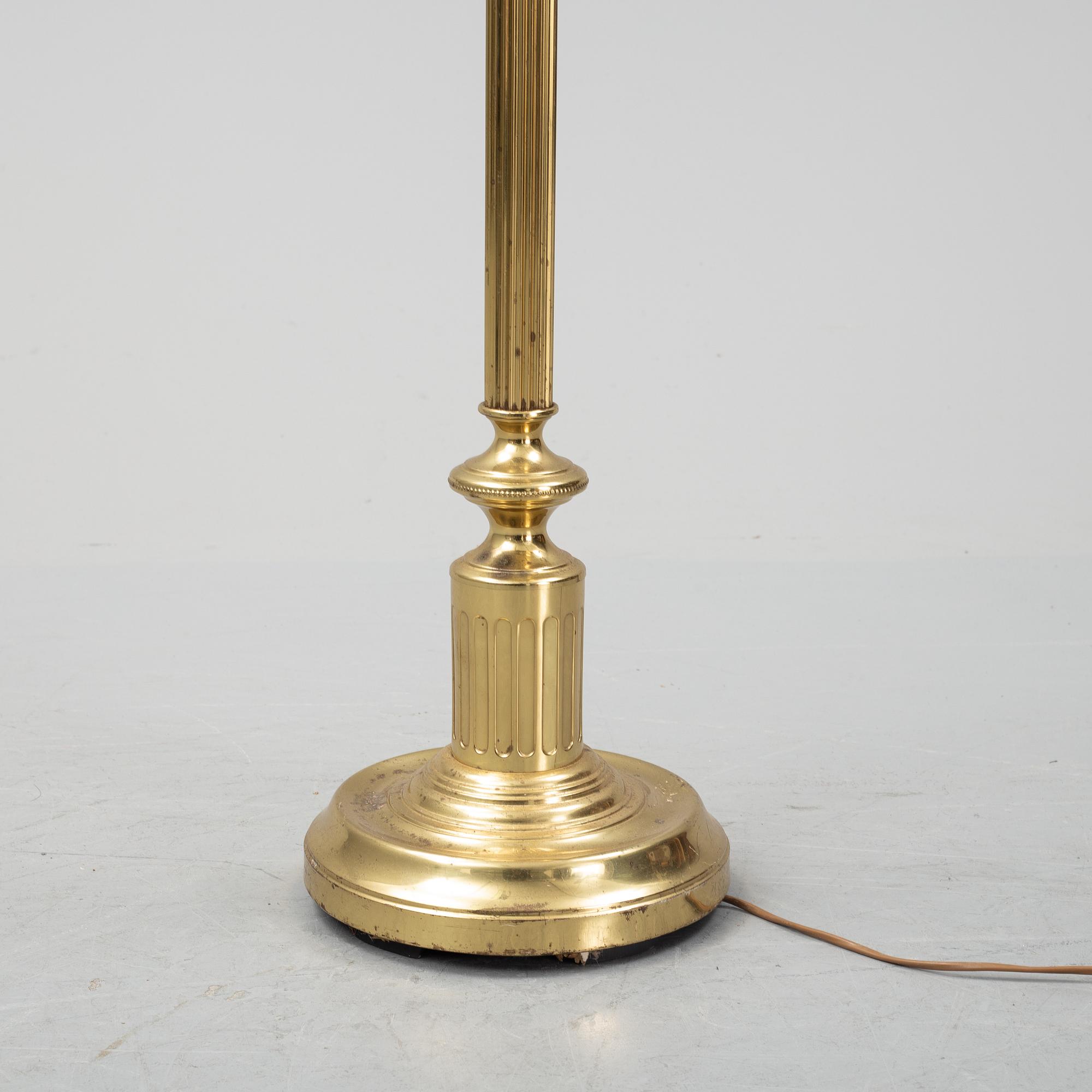 A brass floor lamp, second half of the 20th-century.