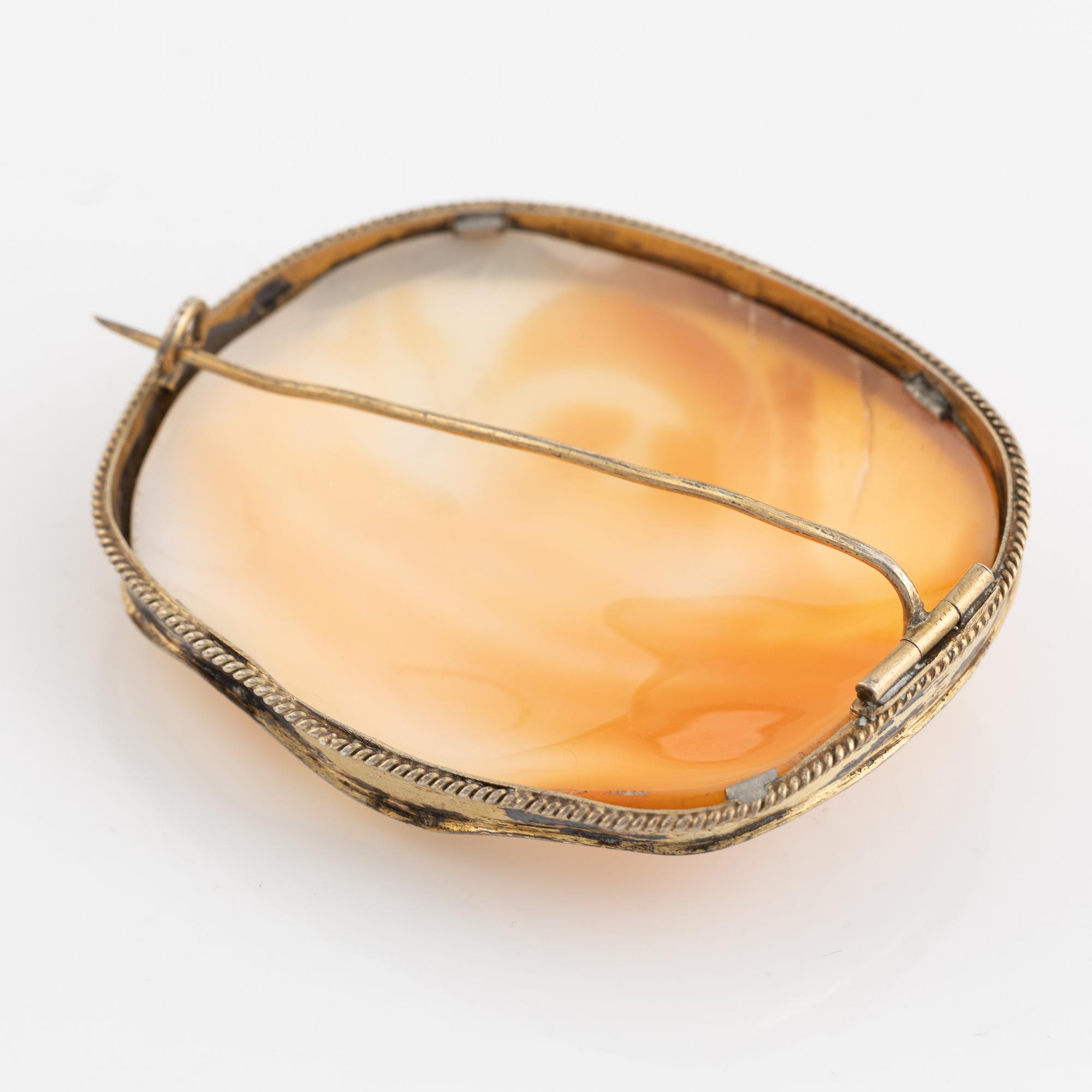 Brosch, med snäckskalscamé.