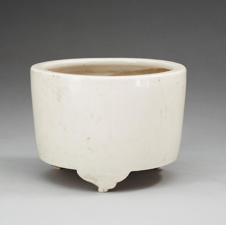 A blanc de Chine tripod censer, Qing dynasty, Kangxi (1662-1722).