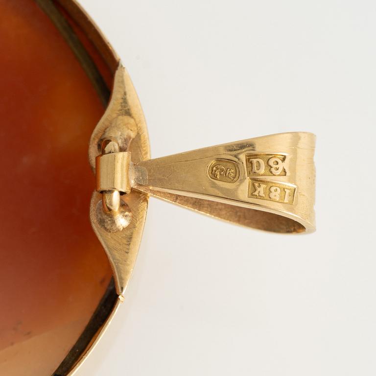 Brooch/pendant and earrings, a pair, 18K gold with shell cameo.