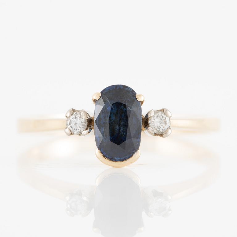 Gold ring with sapphire and brilliant-cut diamonds.