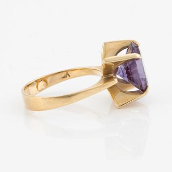 Ring in 14K gold with a synthetic colour-changing sapphire.