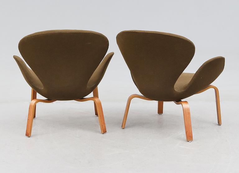 FÅTÖLJER, 1 par, "Svanen", Arne Jacobsen, Fritz Hansen, Danmark 1960-tal.