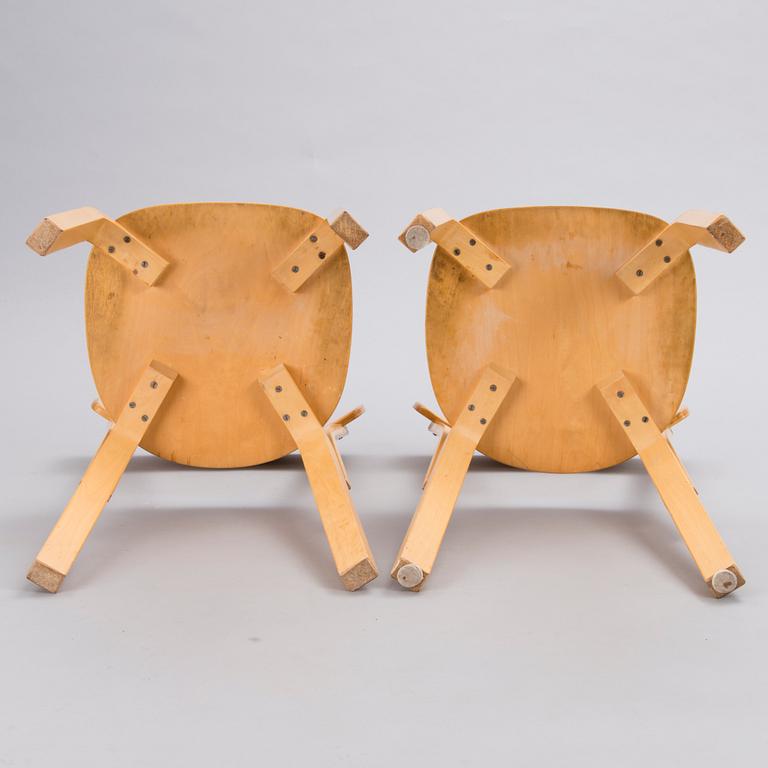 A mid 20th century table with four '69' chairs for Artek.
