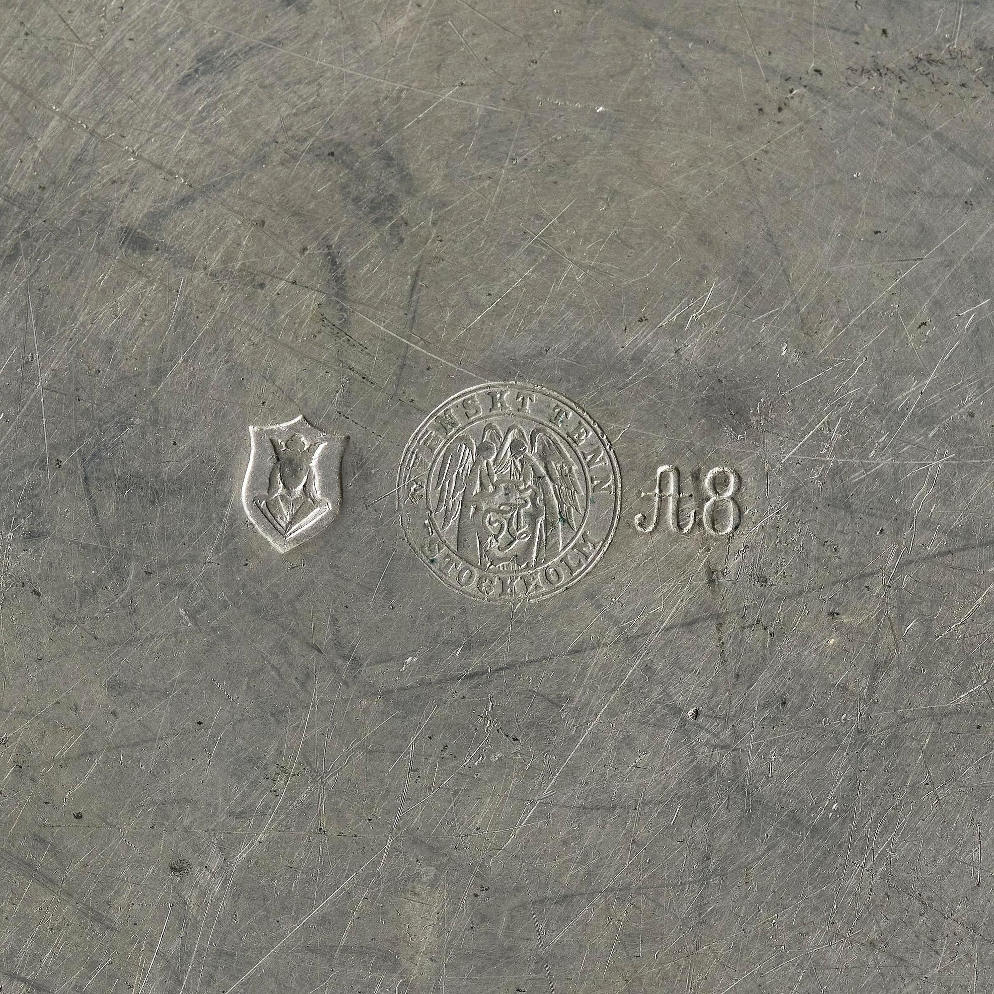 Firma Svenskt Tenn, bricka samt mindre bricka, tenn, Stockholm, 1930 och 1927.