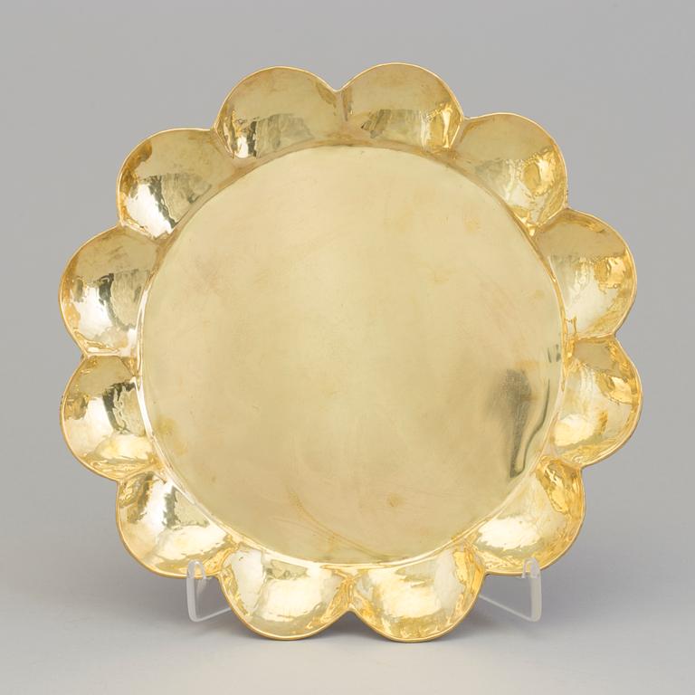 A set of three brass trays by Arvid Johansson, Arvika Konstsmide.