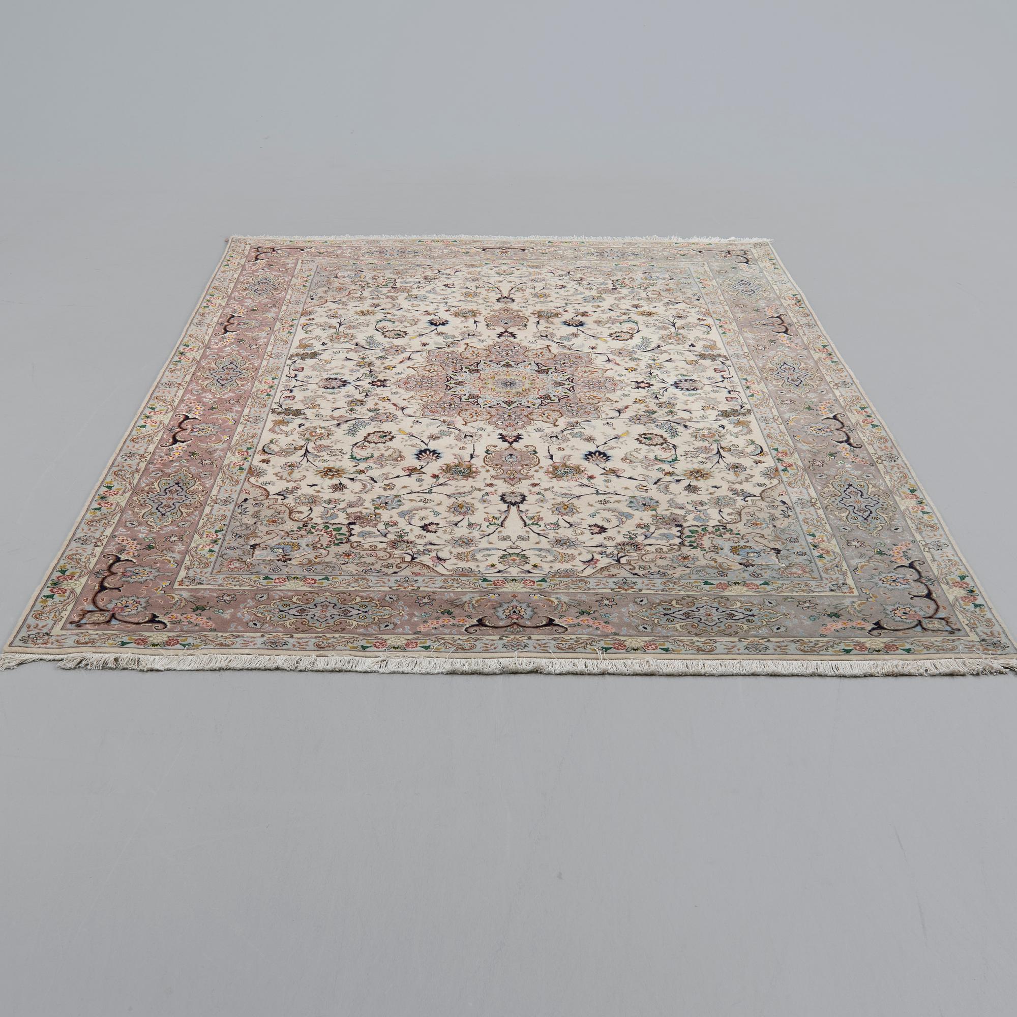 Carpet, Tabriz, 303 x 203 cm.