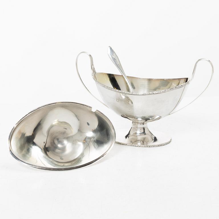 Firma Carl Fredrik Carlman, sockerskål med lock samt strösked, silver, Stockholm 1919.