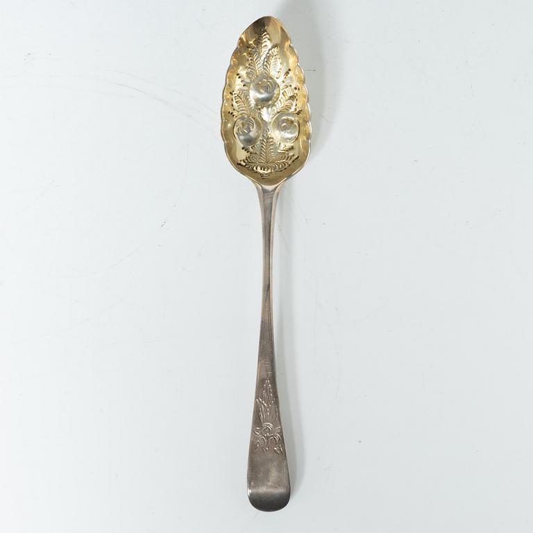 Thomas Wallis I, pokal, silver, London, England 1773 och Thomas Northcote, sked, silver, London, England 1789.