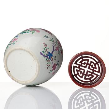 A famille rose jar, Qing dynasty, 18th Century.