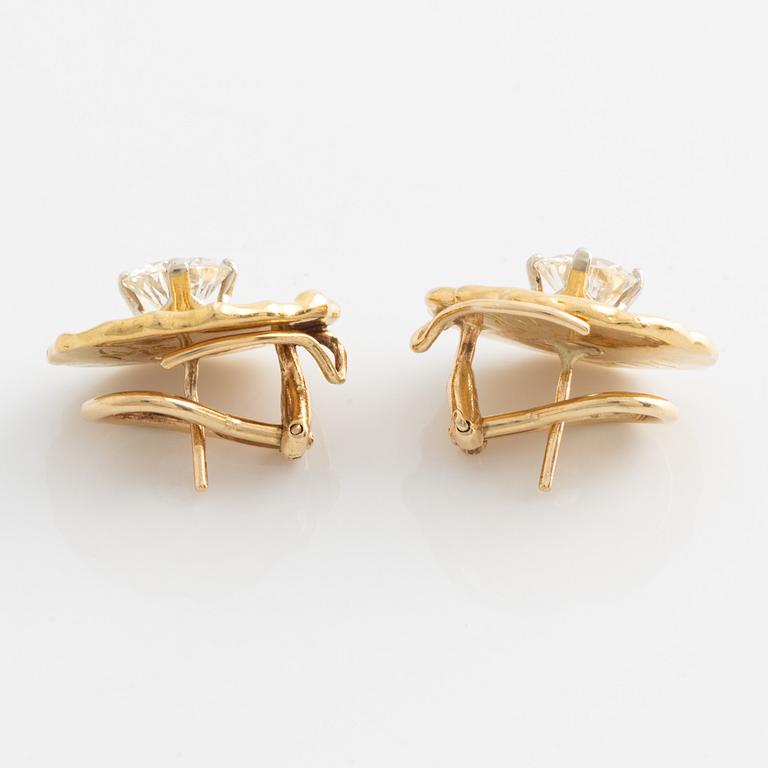 A pair of 18K gold earrings set with round brilliant-cut diamonds.