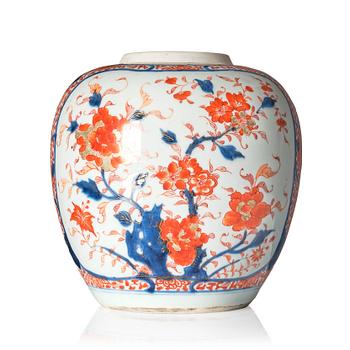 1067. An imari jar, Qing dynasty, Kangxi (1662-1722).