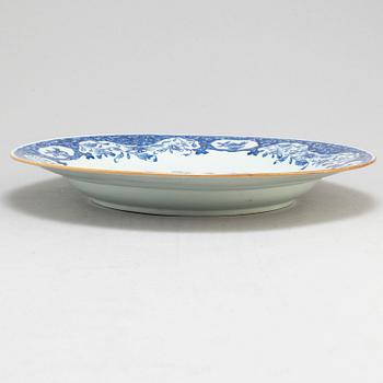 A blue and white export porcelain serving dish, Qing dynasty, Qianlong (1736-95).