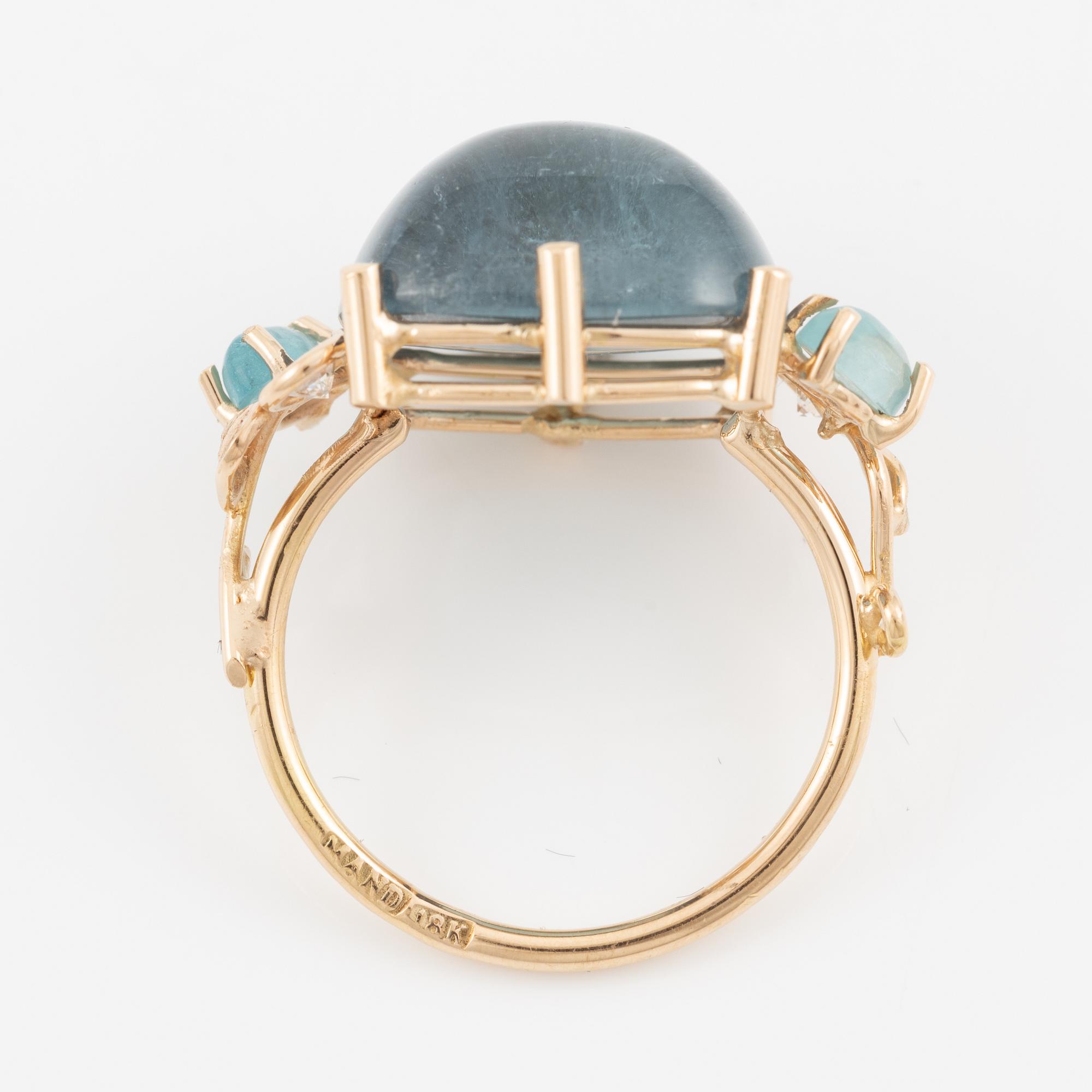 Ring, Mandelstam, 18K guld med cabochonslipad blå turmalin, apatiter och briljantslipade diamanter.