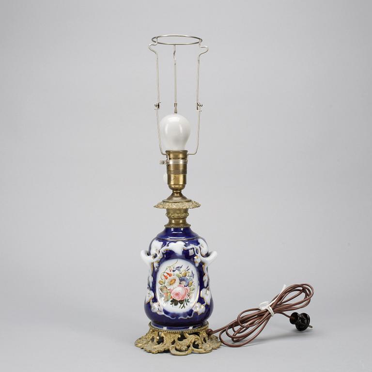 BORDSLAMPA, porslin och mässing, 1900-talets första hälft.