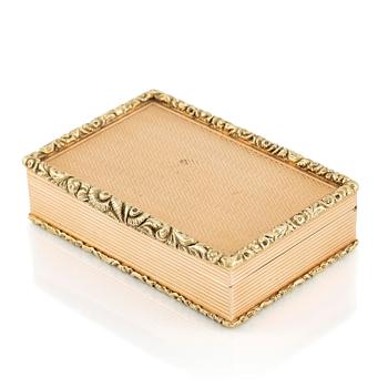 390. An european 14 carat gold box 'deux couleur', unmarked, probably Central Europe 19th century.