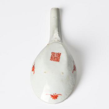 A Chinese porcelain dish and a spoon, late Qing dynasty / around 1900.