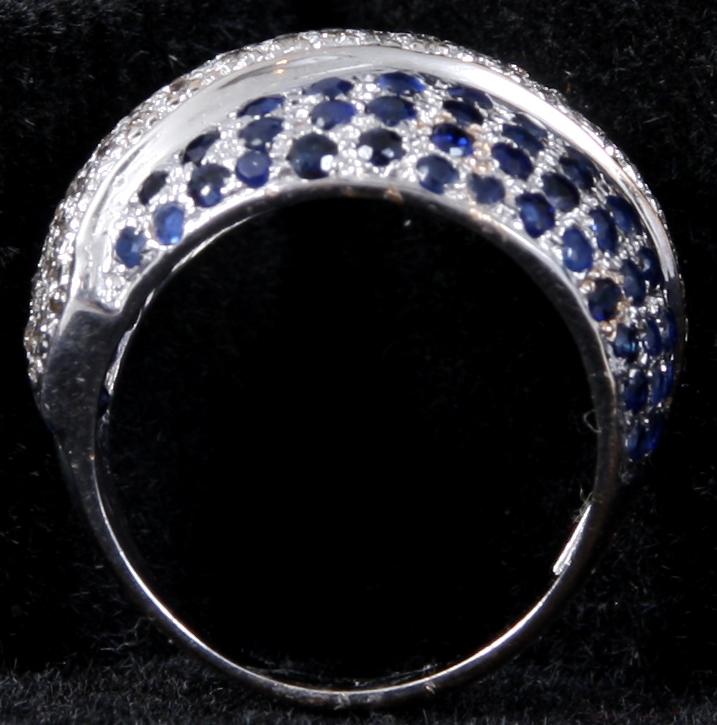 RING, vitguld samt safirer och briljanter. Tot vikt 9 gram.