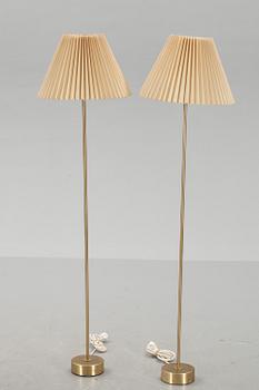 GOLVLAMPOR, ett par, modell 522b, Hans Bergström, Ateljé Lyktan, Åhus. 1950-tal.