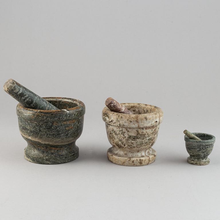 MORTLAR, 3 st, kolmårdsmarmor, med stötar, 1800-/1900-tal.