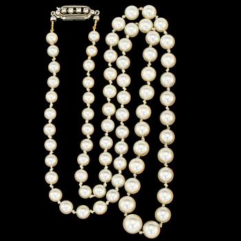 PÄRLCOLLIER, odlade pärlor med lås i 18k guld och 4 briljantslipade diamanter, tot ca 0.04 ct, 1900-talets slut.