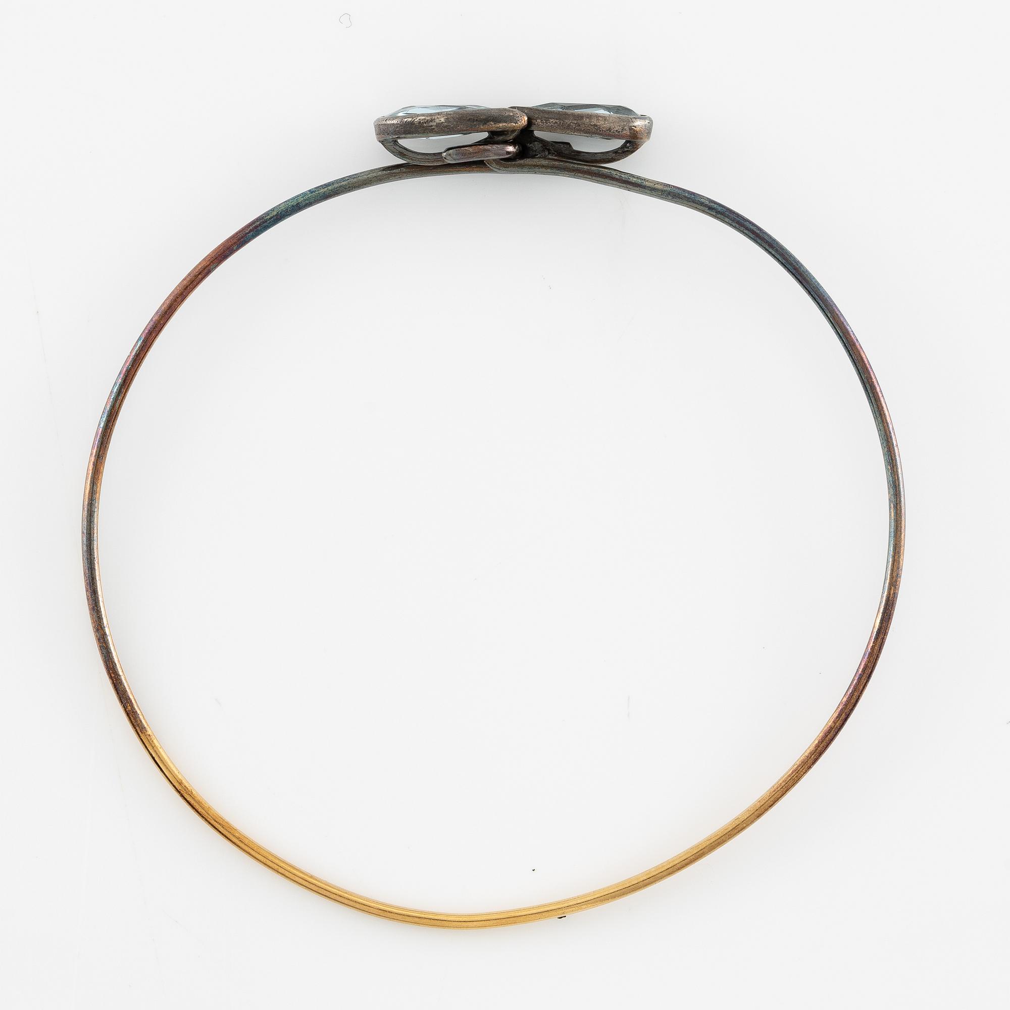 Armring, 18K gold with two drop-shaped aquamarines.