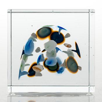 OIVA TOIKKA, An annual glass cube, signed Oiva Toikka Nuutajärvi 2005 and numbered 374/2000.