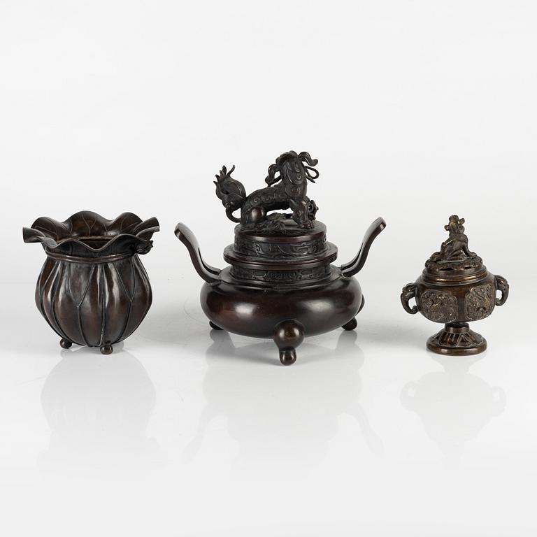 A group of three Japanese bronze censers, late Meiji (1868-1912).
