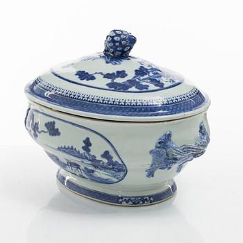 Terrin med lock, porslin. Qingdynastin, Jiaqing (1796-1820).