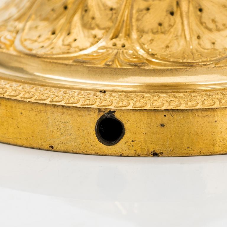 Kynttilänjalka muutettu pöytävalaisimeksi, 1800-luvun puoliväli.