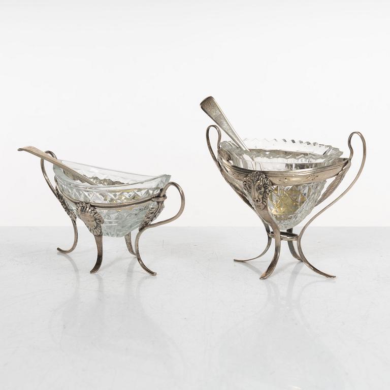 Saltkar, 2 st snarlika, silver och glas, troligen Frankrike. 1800-tal.