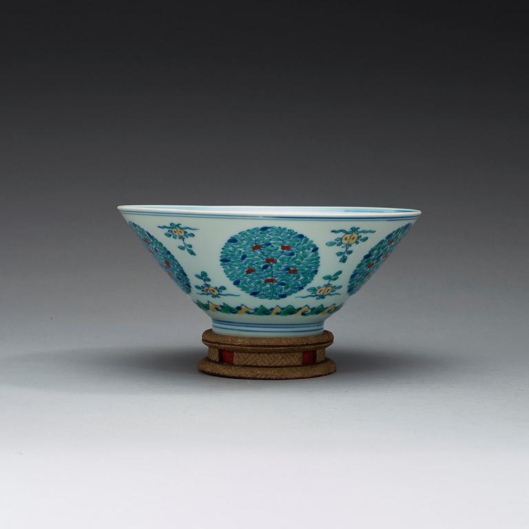 A wucai bowl, Qing dynasty (1644-1912) with Xuande six character mark.