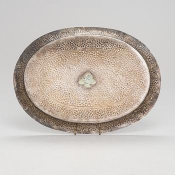 Silverföremål, 9 st: fat, tre servettringar och fem bägare, sannolikt Indien, 1900-tal.