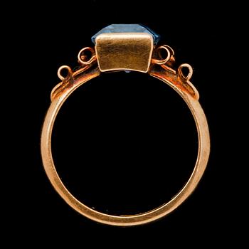 RING, 18k guld med fasettslipad blå glassten. Westberg & Gewers Ab, Malmö 1947. Vikt 5,4 g.