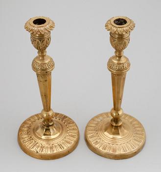 LJUSSTAKAR, 1 par, förgylld brons, empire, tidigt 1800-tal.