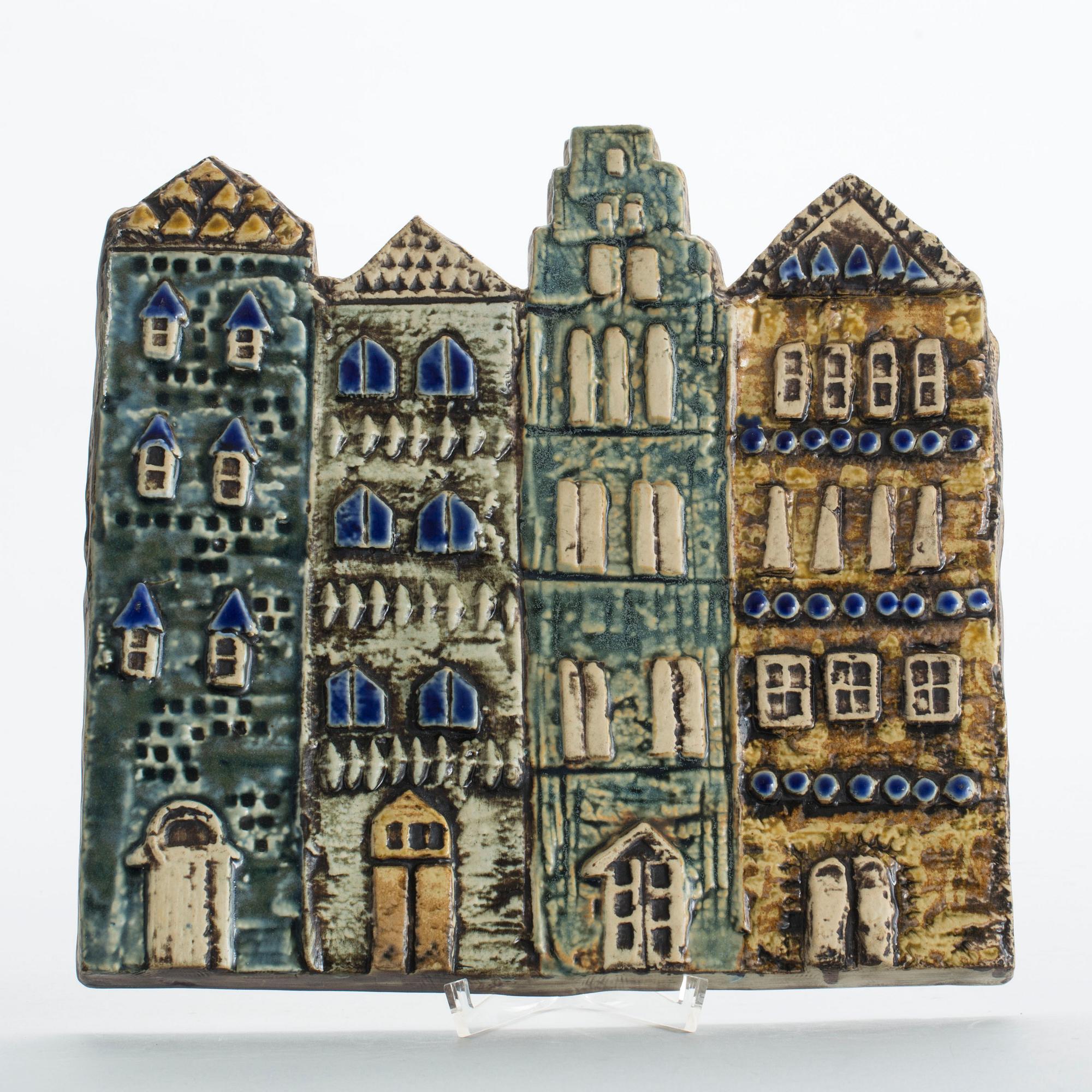 VÄGGPLATTA, Lisa Larson, Gustavsberg, "Gamla stan". Tillverkad 1963-1978.