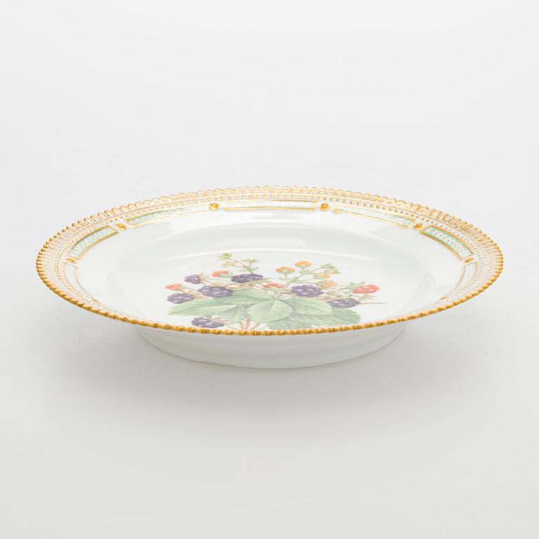 Royal Copenhagen, Dish / plate, porcelain, "Flora Danica", 1936.