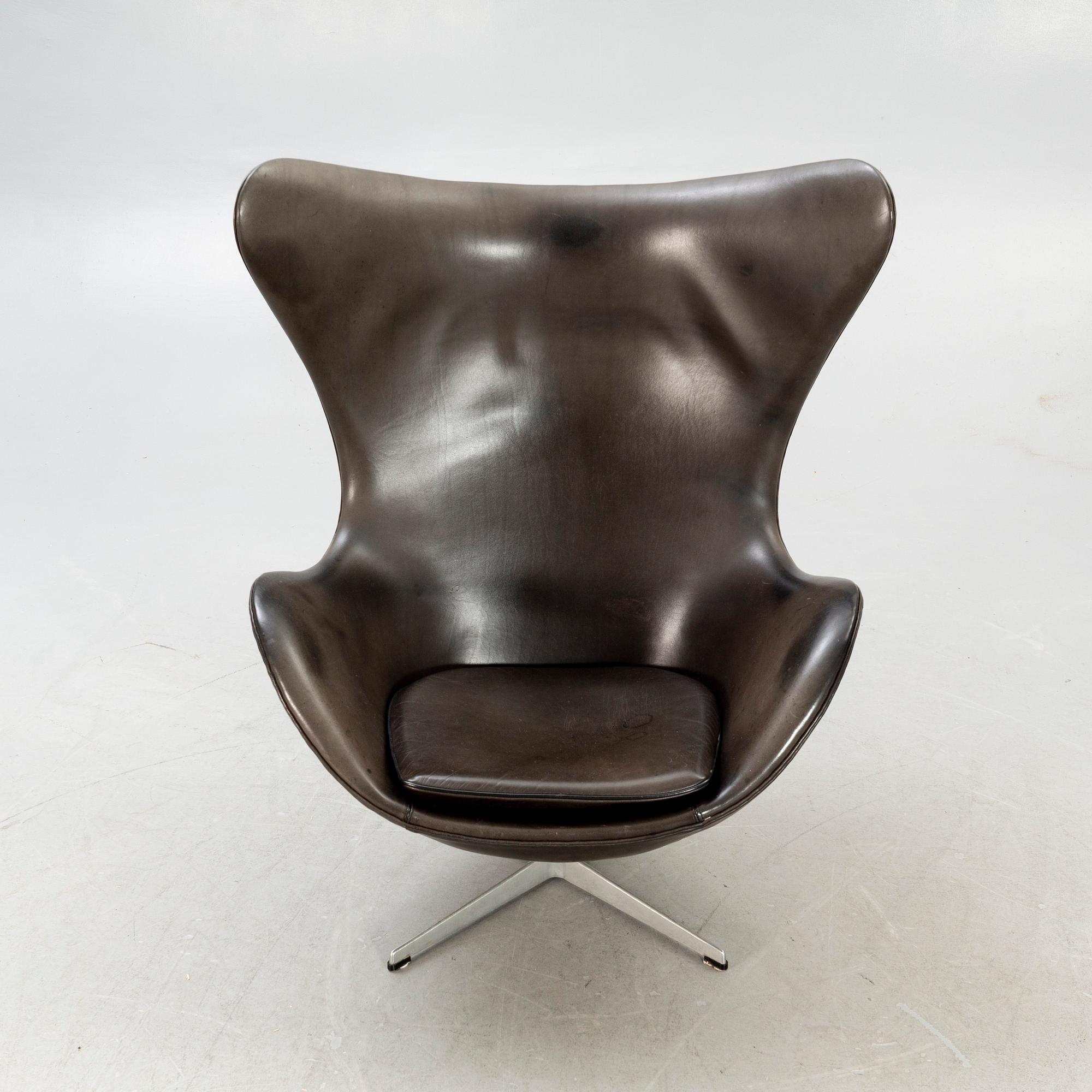 An Arne Jacobsen, aluminium and leather armchair, "Ägget" for Fritz Hansen designed in 1958.