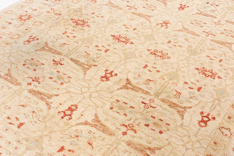 Carpet, Ziegler design, approx. 250 x 308 cm.