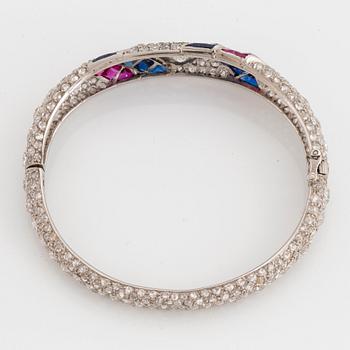 Armring platina med gammal- och rosenslipade diamanter samt fasettslipade safirer och rubiner.